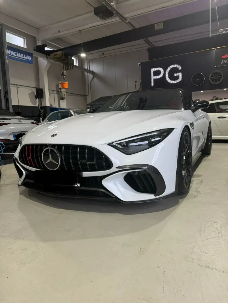 Weißer Mercedes-AMG SL in der Werkstatt von CG Optimierung