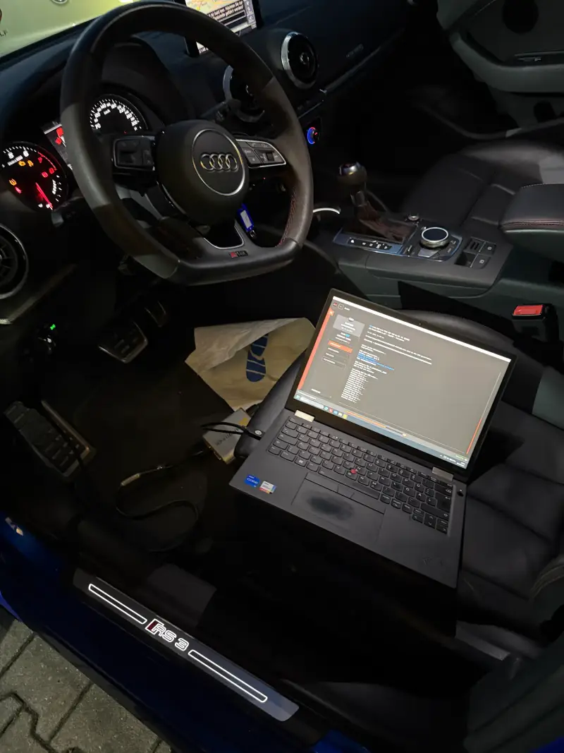Audi RS3 Innenraum, Laptop beim Flashen des Steuergeräts